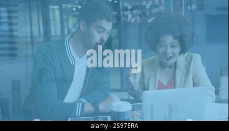 Discutere idee, due colleghi in ufficio con un'immagine di elaborazione dei dati sopra di loro Foto Stock