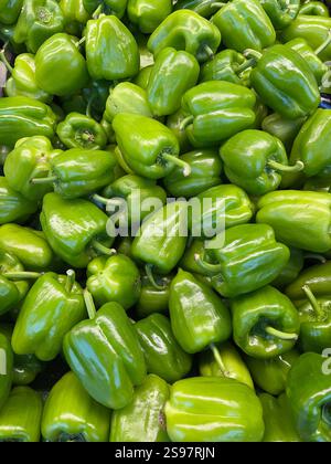 Peperoni crudi al banco di un supermercato. Foto Stock