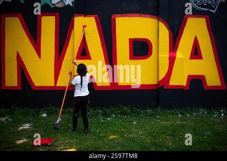Gruppi collettivi di artisti elaborano un murale per generare consapevolezza per la situazione dell'ordine pubblico che si verifica a Catatumbo Norte de Santander, Colombia e il gruppo di ricerca di madri di falsi positivi, nel centro di Bogotà, 24 gennaio 2025. Mentre il governo colombiano dichiara lo stato di emergenza nella regione dopo lo scontro tra l'Esercito di Liberazione Nazionale "ELN" e gli ex membri delle forze armate rivoluzionarie colombiane "FARC" che non hanno aderito al processo di pace nel 2016. Foto di: Sebastian Barros/Long Visual Press credito: Long Visual Press/Alamy Live News Foto Stock