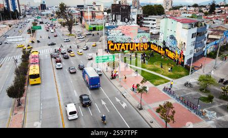 Una vista aerea di gruppi collettivi di artisti che elaborano un murale per generare consapevolezza per la situazione dell'ordine pubblico che si verifica a Catatumbo Norte de Santander, Colombia e il gruppo di ricerca di madri di falsi positivi, nel centro di Bogotà, 24 gennaio 2025. Mentre il governo colombiano dichiara lo stato di emergenza nella regione dopo lo scontro tra l'Esercito di Liberazione Nazionale "ELN" e gli ex membri delle forze armate rivoluzionarie colombiane "FARC" che non hanno aderito al processo di pace nel 2016. Foto di: Sebastian Barros/Long Visual Press credito: Long Visual Press/Alamy Live News Foto Stock