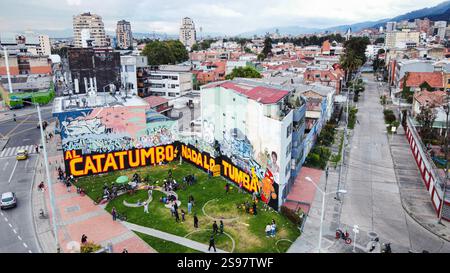 Una vista aerea di gruppi collettivi di artisti che elaborano un murale per generare consapevolezza per la situazione dell'ordine pubblico che si verifica a Catatumbo Norte de Santander, Colombia e il gruppo di ricerca di madri di falsi positivi, nel centro di Bogotà, 24 gennaio 2025. Mentre il governo colombiano dichiara lo stato di emergenza nella regione dopo lo scontro tra l'Esercito di Liberazione Nazionale "ELN" e gli ex membri delle forze armate rivoluzionarie colombiane "FARC" che non hanno aderito al processo di pace nel 2016. Foto di: Sebastian Barros/Long Visual Press credito: Long Visual Press/Alamy Live News Foto Stock