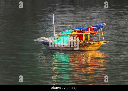 Barca da pesca tradizionale nella baia di ha Long, Vietnam, sabato 2 novembre 2024. Foto: David Rowland / One-Image.com Foto Stock