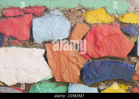 Una vivace e colorata parete a mosaico con pietre testurizzate Foto Stock