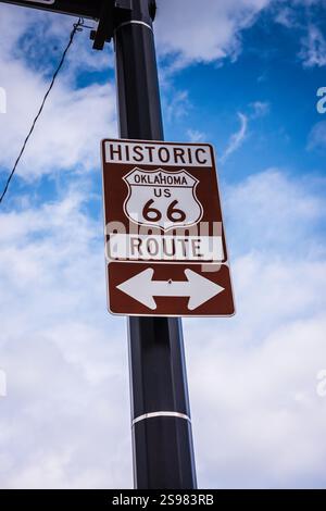 Tulsa, Oklahoma USA - 1° maggio 2018: Segnaletica marrone e bianca per la storica Route US 66 dell'Oklahoma Foto Stock