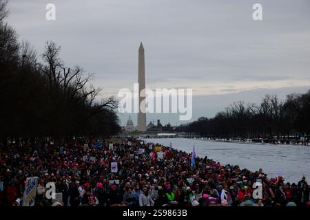 18 gennaio 2025 - Washington, District of Columbia USA: I manifestanti si riuniscono vicino al bacino riflettente del Lincoln Memorial a la "marcia del popolo su Washington" il 18 gennaio 2025 a Washington, DC. I manifestanti si oppongono all'imminente amministrazione Trump due giorni prima dell'inaugurazione presidenziale. Foto Stock