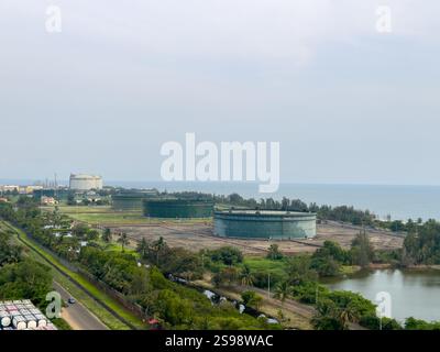 Vypin Island, Kerala, India - 14 maggio 2024: Vista mozzafiato dell'isola di Vypin e delle industrie lungo la costa dal faro di Vypin. Foto Stock