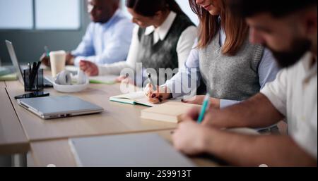 Studia in aula al Campus. Studenti che scrivono in classe Foto Stock