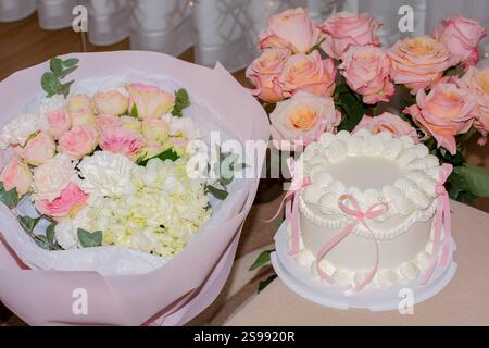 Torta e delicati mazzi di fiori in casa, San Valentino Foto Stock