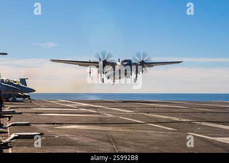 Un C-2 Greyhound del “Providers” del Fleet Logistics Support Squadron (VRC) 30 si prepara a effettuare un atterraggio arrestato sulla cabina di pilotaggio dell’aircr Foto Stock