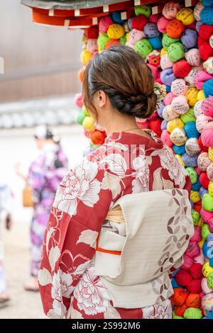 Woman in Red Kimono a Yasaka Koshin-Do, il piccolo e colorato tempio di Kyoto. Foto Stock