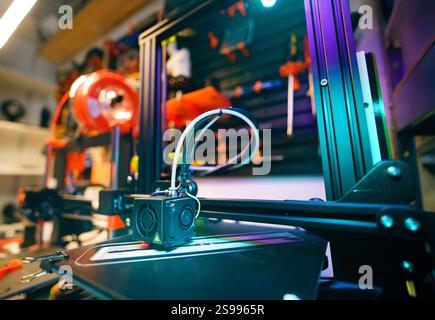 processo di produzione di stampanti 3d prototipo modello casa strumento officina parete spazio creativo Foto Stock