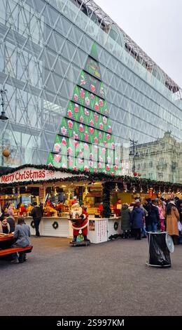 Tradizionale mercatino di Natale su Vörösmarty Tér (Piazza Vörösmarty) nel quartiere storico di Budapest. Budapest, Ungheria. Foto Stock