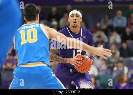 La guardia dei Washington Huskies Luis Kortright (12) sembra passare la palla intorno alla guardia dei Bruins Lazar Stefanovic (10) durante la prima metà di una partita di basket al college all'Alaska Airlines Arena di Seattle, Washington, il 24 gennaio 2025. (Foto di Nate Koppelman/Sipa USA) Foto Stock