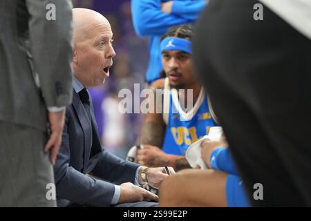 Il capo-allenatore degli UCLA Bruins Mick Cronin si accosta con la sua squadra durante un periodo di pausa durante la prima metà di una partita di basket al college all'Alaska Airlines Arena di Seattle, Washington, il 24 gennaio 2025. (Foto di Nate Koppelman/Sipa USA) Foto Stock