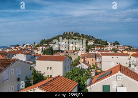La chiesa di San Nicola e la città vecchia di Tribunj, nella regione croata della Dalmazia Foto Stock
