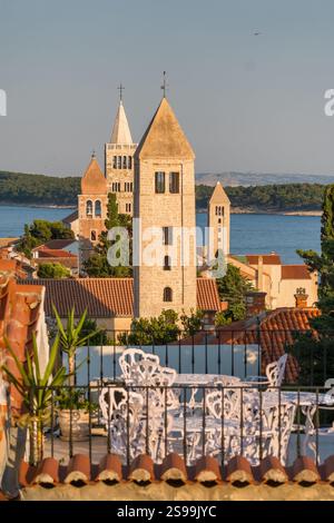 Torri storiche di una città di Rab sull'isola di Rab al tramonto, Croazia. Foto Stock