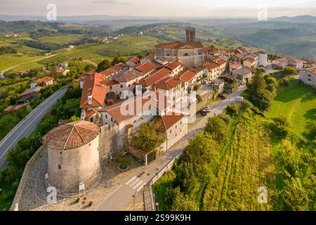 Paesaggio urbano e vigneti Smartno nella regione di campagna di Goriska Brda in Slovenia Foto Stock
