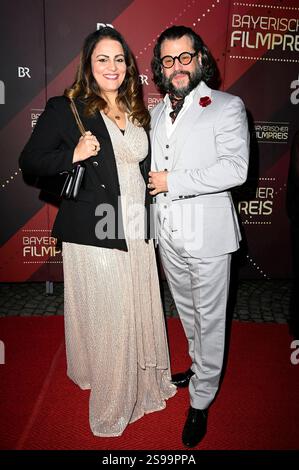 Manuel Cortez mit Ehefrau Saina Bayatpour bei der Verleihung des 46. Bayerischen Filmpreises 2024 im Prinzregententheater. München, 24.01.2025 *** Manuel Cortez con la moglie Saina Bayatpour alla presentazione del 46 Bavarian Film Award 2024 al Prinzregententheater di Monaco, 24 01 2025 foto:XF.xKernx/xFuturexImagex filmpreis 5521 Foto Stock