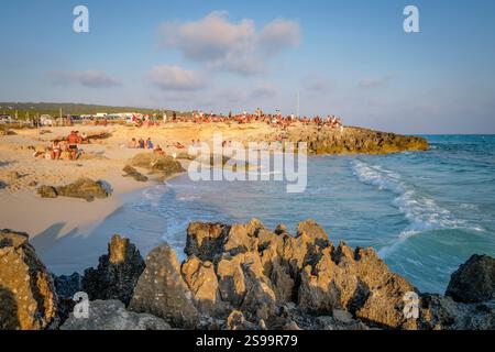 Brinda al tramonto, bar chiringuito dell'autobus El Pirata, spiaggia di Migjorn, Formentera, Isole Baleari, Spagna. Foto Stock