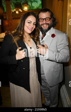 Manuel Cortez mit Ehefrau Saina Bayatpour bei der Verleihung des 46. Bayerischen Filmpreises 2024 im Prinzregententheater. München, 24.01.2025 *** Manuel Cortez con la moglie Saina Bayatpour alla presentazione del 46 Bavarian Film Award 2024 al Prinzregententheater di Monaco, 24 01 2025 foto:XF.xKernx/xFuturexImagex filmpreis 5612 Foto Stock