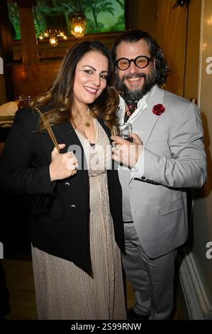 Manuel Cortez mit Ehefrau Saina Bayatpour bei der Verleihung des 46. Bayerischen Filmpreises 2024 im Prinzregententheater. München, 24.01.2025 *** Manuel Cortez con la moglie Saina Bayatpour alla presentazione del 46 Bavarian Film Award 2024 al Prinzregententheater di Monaco, 24 01 2025 foto:XF.xKernx/xFuturexImagex filmpreis 5611 Foto Stock