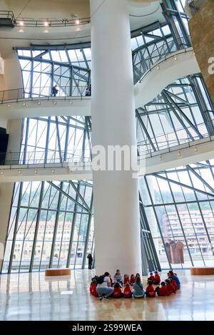 Gruppo di bambini che visitano un museo, il Museo Guggenheim, Bilbao, Paesi Baschi, Spagna Foto Stock