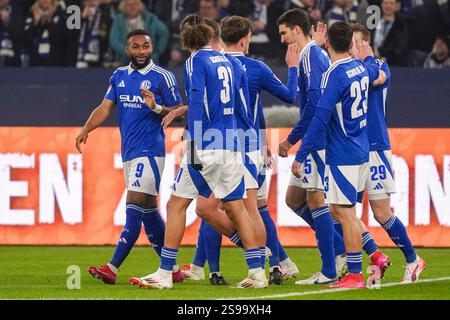 GELSENKIRCHEN, PAESI BASSI - GENNAIO 25: Kenan Karaman dello Schalke 04 festeggia dopo aver segnato il suo primo gol in squadra, Taylan Bulut dello Schalke 04, Mehmet CAN Aydin dello Schalke 04, Marcin Kaminski dello Schalke 04, Moussa Sylla dello Schalke 04, Max Gruger dello Schalke 04 durante il 2. Partita di Bundesliga tra FC Schalke 04 e 1. FC Nurnberg alla Veltins-Arena il 25 gennaio 2025 a Gelsenkirchen, Paesi Bassi. (Foto di Jeroen Meuwsen/Orange Pictures) Foto Stock