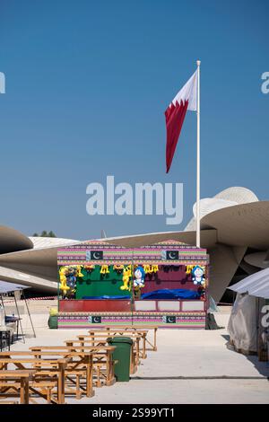 Doha, Qatar – Il Qatar National Museum di Doha, Qatar, con la sua iconica architettura ispirata alla rosa del deserto. Il museo mostra la ricca storia del Qatar Foto Stock