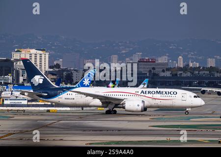 Aeroporto internazionale di Los Angeles Aeroporto 1-18-2025 Inglewood, CA USA Aeromexico Boeing 787-8 N965AM passando per il Bradley International Terminal presso Los Angeles Intern Foto Stock