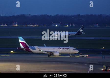 Aeroporto di Duesseldorf, velivoli Eurowings sul piazzale, Lufthansa decollando dalla Renania settentrionale-Vestfalia, Germania, Europa Foto Stock