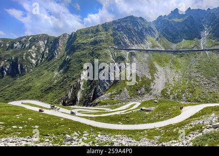 Vista sui tornanti a serpentina in primo piano della storica strada del passo San Gottardo Tremola passo alpino passo alpino con ciottoli Foto Stock