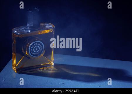Biberon con dopobarba in uno stile elegante e chiaro con sfondo blu Foto Stock