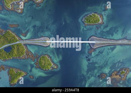 Veduta aerea di un ponte sulle isole, Lofoten, Norvegia, Europa Foto Stock
