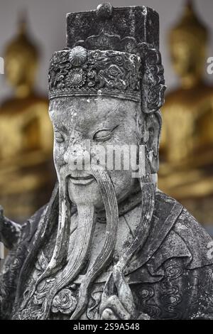 Statua in pietra di un guerriero cinese, guardiano, Wat Pho, Tempio del Buddha sdraiato, Bangkok, Thailandia, Asia Foto Stock