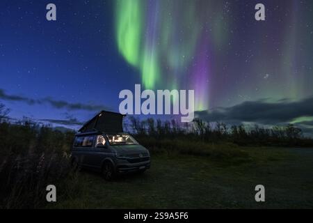 Aurora boreale su camper, VW California, Lyngen, Troms og Finnmark, Norvegia, Europa Foto Stock