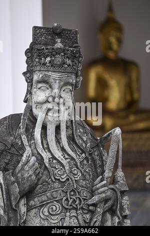 Statua in pietra di un guerriero cinese, guardiano, Wat Pho, Tempio del Buddha sdraiato, Bangkok, Thailandia, Asia Foto Stock
