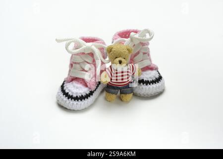 Scarpe per bambini rosa con orsacchiotto Foto Stock
