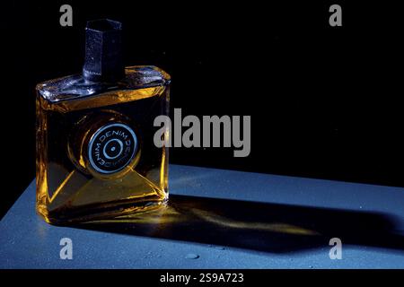 Biberon con dopobarba in uno stile elegante e chiaro con sfondo blu Foto Stock