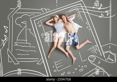 Happy valentines Love story concetto di una foto di una coppia romantica, condividendo le cuffie e ascoltando la musica con disegni di gesso Foto Stock