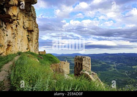 Paesaggio al tramonto con grandi rocce sovrastanti e vista sulle montagne. Ares in Spagna Foto Stock