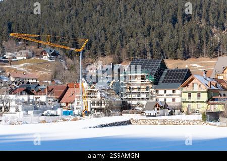 Nuovi edifici con pannelli solari sui tetti in un villaggio alpino in Italia Foto Stock