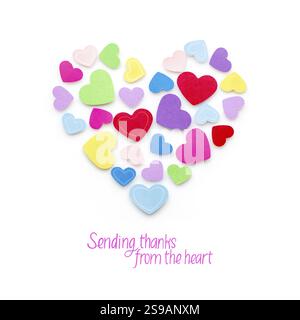 Foto creativa di concetto di Valentines di cuori fatta di carta su sfondo bianco Foto Stock