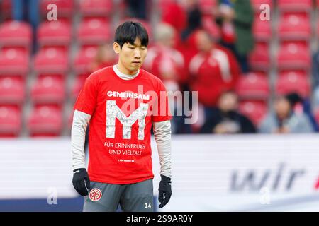 Hyunseok Hong (1. FSV Mainz 05 #14) beim Aufw?rmen mit Aktions T-Shirt Gemeinsam, F?r Erinnerung und Vielfalt, Gegen Rassismus Spiel vom 19. Spieltag der fu?ball Bundesliga zwischen 1. FSV Mainz 05 e VfB Stuttgart in der MEWA Arena AM 25.01.2025 le normative DFL/DFB vietano qualsiasi uso di fotografie come sequenze di immagini e/o quasi-video. Foto Stock