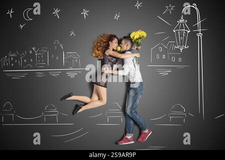 Happy valentines storia d'amore concetto di una coppia romantica che ha un appuntamento sotto la lanterna sulla banchina con disegni di gesso sullo sfondo Foto Stock