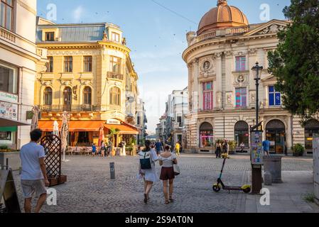Vista sulla strada nel cuore del centro storico in una giornata estiva di sole a Bucarest, Romania Foto Stock