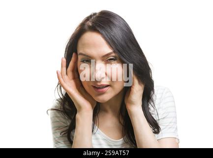 Una donna senza i suoi occhiali non riesce a vedere un ritratto da vicino davanti a uno sfondo bianco Foto Stock