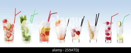Ampia scelta di colorati cocktail mojito fruttati in vari bicchieri con cannucce Foto Stock