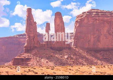La Monument Valley è considerata una delle meraviglie naturali del mondo a causa della bellezza degli enormi "monumenti" di pietra che si sono evoluti Foto Stock
