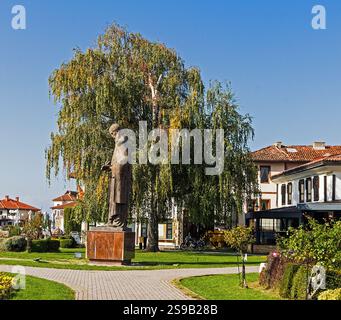 Ohrid, Macedonia del Nord - 23 ottobre 2024: Monumento di San Naum di Ocrida il Wonderworker all'interno del parco pubblico della città Foto Stock