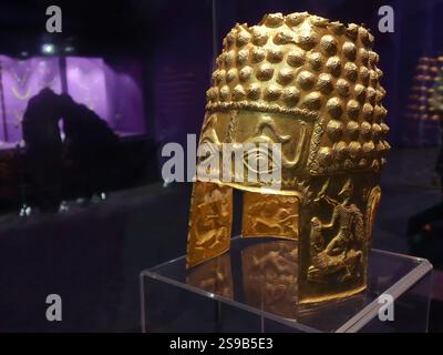 Bucarest, Romania. 25 gennaio 2025: Il casco d'oro di Cotofenesti, un casco Geto-Daciano in oro massiccio risalente alla seconda metà del V secolo a.C., fu rubato, insieme ad altri tre braccialetti dacici (non in figura), nella notte tra il 24 e il 25 gennaio 2025, dal Drents Museum sul Brink di Assen, Paesi Bassi. Questi manufatti sono esposti al Museo Nazionale di storia della Romania. FOTO DEL FILE: Il casco di Coțofenești, oro massiccio, esposto nella sala del tesoro del Museo Nazionale di storia rumena durante la lunga notte dei Musei, il 19 maggio 2018. Crediti: Lucian Alecu/Alamy Live News Foto Stock